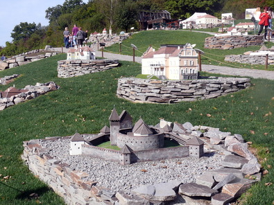 A Mini Erdély Park. Előtérben az illyefalvi vár rekonstrukciója, mögötte az árkosi Szentkereszty-kastély, távolabb a miklósvári Kálnoky-kastély. A szerző felvétele