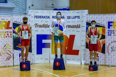 Nichifor Levente a dobogó legmagasabb fokán. Fotó: Facebook / Federația Română de Lupte
