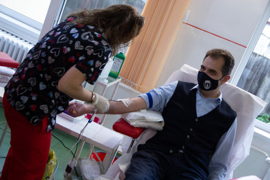 Antal Árpád Sepsiszentgyörgy polgármestere a megyeszékhelyi vérközpontban. Fotó: Szennyes Krisztián