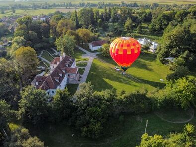 Hőlégballon a miklósvári Kálnoky-kastély fölött. Fotó: Megyeháza sajtóirodája