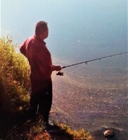 Fittyet hányva a tiltásra, Diacon a rétyi tóban horgászik. Fotó: Kerestély János, Réty