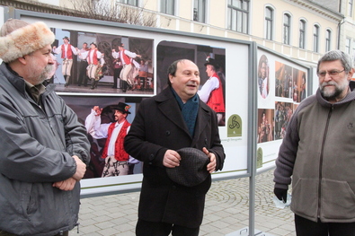Ferencz Csaba, Ádám Gyula és Deák Gyula a szabadtéri tárlat megnyitóján. Albert Levente felvétele