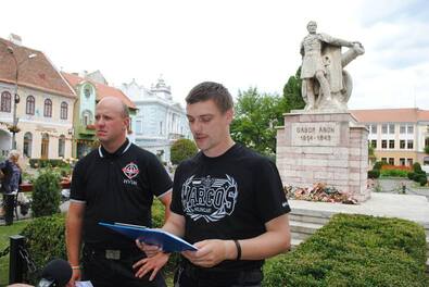 Szőcs Zoltán és Beke István Gábor Áron szobránál. A szerző archív felvétele