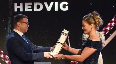Karakas Hedvig átveszi a díjat. Fotó: MTI