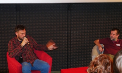 Mátray László és Lázár-Prezsmer Endre a Hab sepsiszentgyörgyi bemutatóját követő beszélgetésen. A szerző felvétele