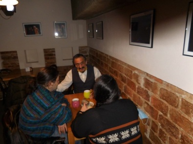 Pálffy Tibor és vallatói a színház büféjében. A szerző felvétele