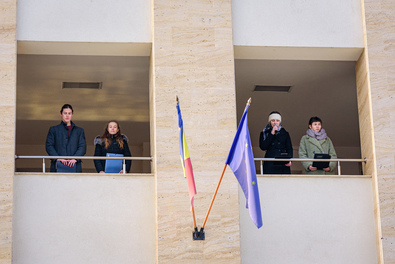 Versmondók az egyetem erkélyén. Kristó-Gothárd Hunor