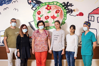Dr. Cătălin Costache, dr. Ioana Dumitru, dr. Bodó Erika és dr. Buzsi Janka gyógyult pácienssükkel és édesanyjával