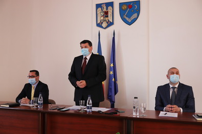 Cosmin Boriceanu alprefektus, Ráduly István prefektus és Dulányi-Balogh Szilárd alprefektus a tegnapi sajtótájékoztatón. Fotó: Albert Levente