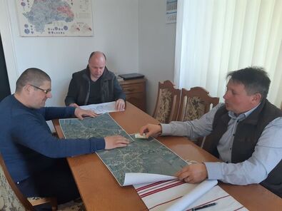 Térképeken azonosítják az utcákat. A szerző felvétele