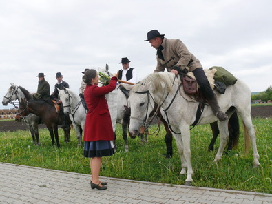 Vargha Fruzsina feltűzi az imaszalagot. A SZERZŐ FELVÉTELE
