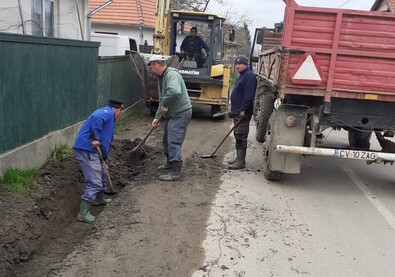 Ássák a sáncot a nemzeti út mentén. A szerző felvétele