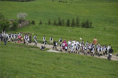 A labarumot és a kordont viszik a csíksomlyói búcsú szentmiséjére a Kis- és Nagysomlyó-hegy közötti hegynyeregbe. Fotó: MTI / Veres Nándor