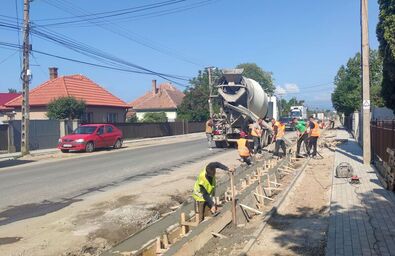 Épül a kerékpárút a kézdivásárhelyi Bem utcában. A szerző felvétele