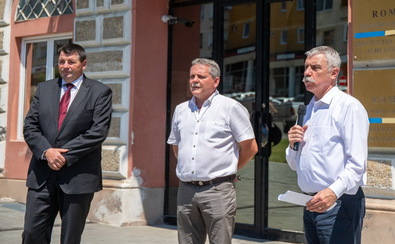 Ráduly István kormánymegbízott, Fodor István sepsibodoki polgármester és ­Tamás Sándor tanácselnök a tüntetésen. Fotó: Kocsis B. János