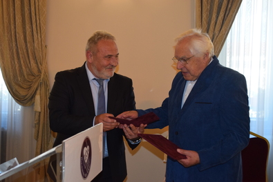 Bokor Tibor átadja a Pro Urbe díjat dr. Biró Gábornak. A szerző felvétele