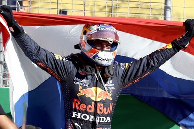 A holland zászlóval ünneplő Verstappen. Fotó: Facebook / F1