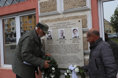 Szotyori-Nagy Áron és Herman Rosner koszorút helyez el. Fotó: Albert Levente