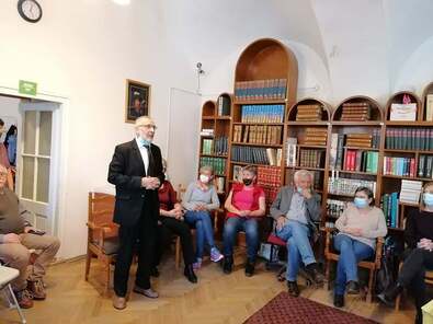 Sándor Attilát köszöntik. Fotó: Bod Péter Megyei Könyvtár