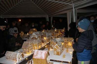 Ínycsiklandó a látvány, de nem ehetőek a mézeskalács makettek. Fotó: Ifjúsági Klub Újfaluért