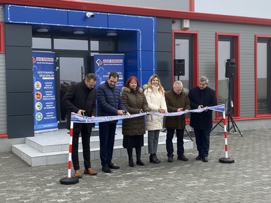 Elvágják az avatószalagot. A szerző felvétele