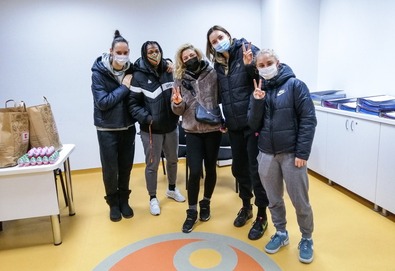 Adakozó kosárlabdázók a megyei kórházban. Fotó: Miska Brigitta
