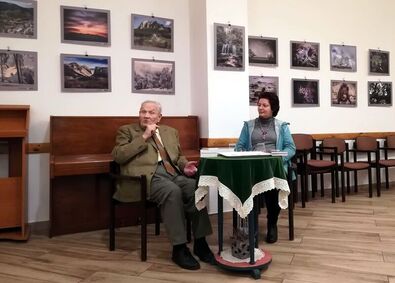 Kisgyörgy Zoltán és Melkuhn Andrea Gizella. A falon Huszár Szilamér tárlata. Fotó: Csoma Melinda Anikó