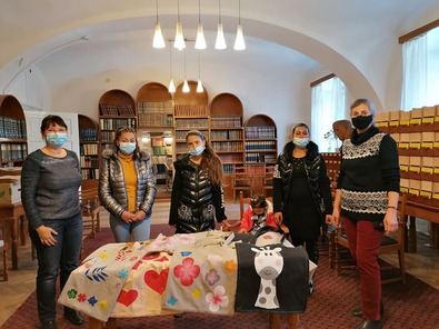 A könyvtárosok örültek az adománynak. Fotó: Bod Péter Megyei Könyvtár