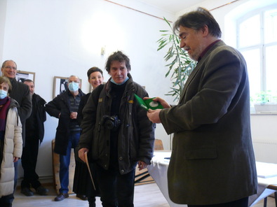 Szűcs László átadja a díjat Albert Leventének (középen). Fotó: Szekeres Attila