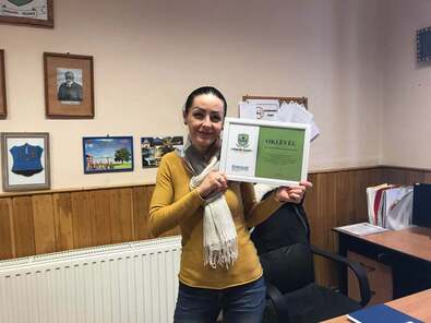 Dragomér Katalin, a gelencei Jancsó Benedek Általános Iskola igazgatója átveszi az elismerő oklevelet