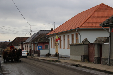 A nemrég felújított középajtai iskola. A szerző felvétele