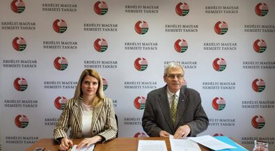 Sándor Krisztina  és Tőkés László a kolozsvári sajtótájékoztatón. Fotó: EMNT