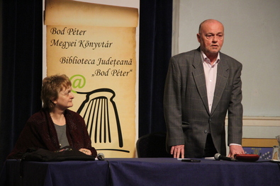 Tapodi Zsuzsa és Székely Zsolt a Bod Péter Megyei Könyvtárban.  Fotó: Albert Levente