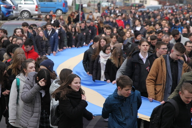 Székely zászlót visznek a sepsiszentgyörgyi márciusi ifjak. Fotók: Albert Levente