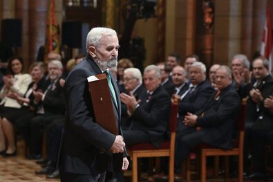 Király László a Kossuth-díj átvátelekor a Parlament kupolacsarnokában. Fotó: MTI / Koszticsák Szilárd