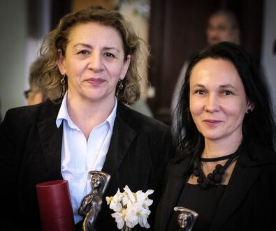 D. Albu Annamária és Dimény-Haszmann Orsolya az EMKE kolozsvári díjátadó ünnepségén. Fotó: Damokos Csaba