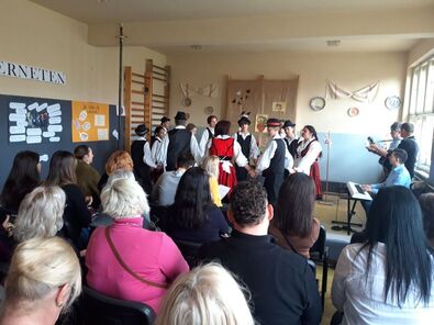 A házigazda diákok kulturális műsorral fogadták a vendégeket