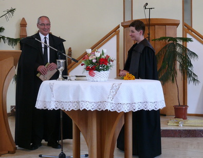 Kovács István püspök ajándékot ad át Péterfi Ágnes lelkésznek. A szerző felvétele
