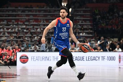 Sorozatban másodszor lett Vaszilije Micsics a döntő torna legértékesebb játékosa. Fotó: Twitter / Anadolu Efes SK
