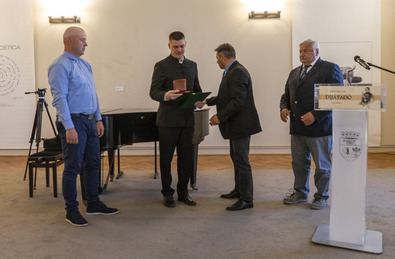 Szőcs Zoltán, Beke István, Tóth Kálmán és Lomnici Zoltán a kézdivásárhelyi díjátadón. Fotó: Bartos Lóránt
