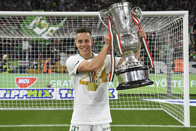 Pászka Lóránd magasba emelhette a Magyar Kupát. Fotók: Ferencvárosi Torna Club