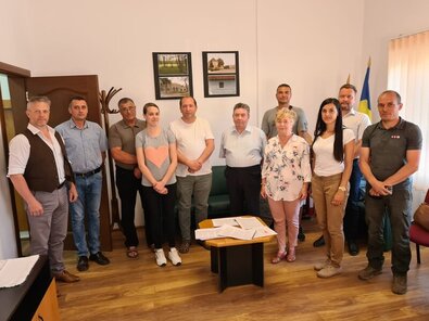 A támogatásban részesülők egyszerre írták alá a megállapodásokat. Fotó: Facebook / Benedek-Huszár János