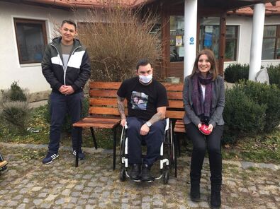 A tavalyi program részeként a Lelkes fiatalok csoport két speciális padot helyezett el mozgássérültek számára Sepsiszentgyörgyön. Fotó: Facebook/ Com’ON Sepsi