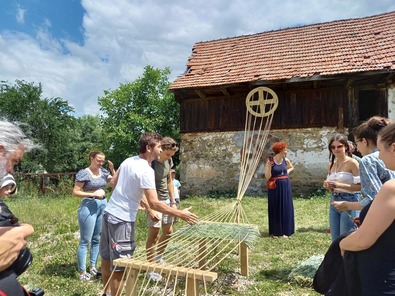 Búzakalász-szőnyeg, amelybe kívánságokat és dalokat is szőttek