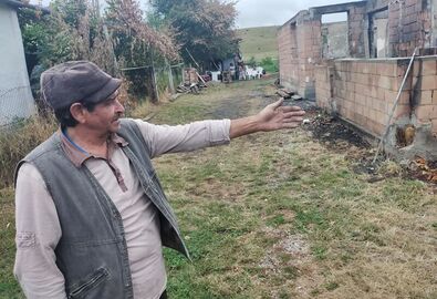 A kétségbeesett károsult: szó szerint csak a falak maradtak meg a tűz után. A szerző felvétele