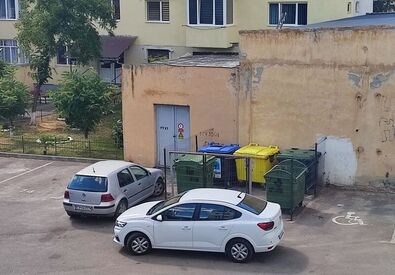 Félig zárt szemétsziget – az ehhez hasonlókat cserélnék föld alattiakra. A szerző felvétele