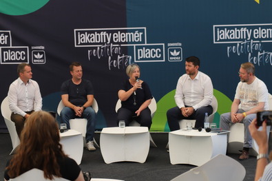 Mezei János, Nagy Zoltán, Kallós Zoltán és Szabó Ödön, középen a moderátor, Erdei Ildikó.  Albert Levente felvétele