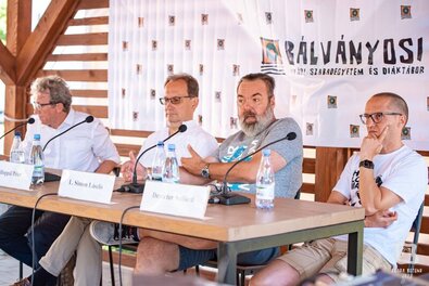 Bárány Anzelm (moderátor), Hoppál Péter, L. Simon László és Demeter Szilárd.  Fotó: Codra Botond