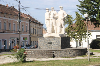 A Barót főterén 1984-ben felállított Bányászok szoborcsoport Iulia Oniță (1923–1987) bukaresti képzőművész alkotása. Fotó: Hecser László