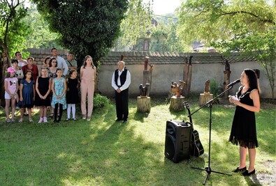 Haszmann Józsefet (középen) köszönti Dimény-Haszmann Orsolya. Fotó: Dimény-Haszmann Árpád